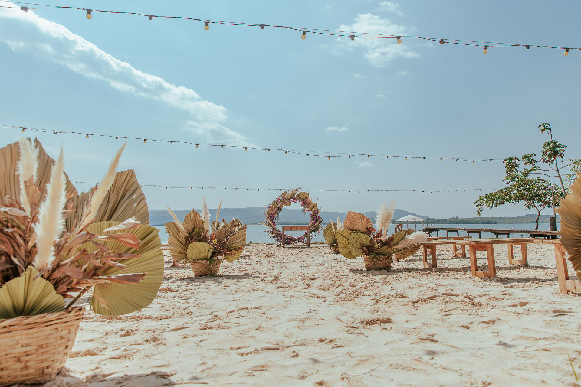 Foto Janaina e Kaique Casamento pé na Areia Foto Janaina e Kaique Casamento pé na Areia - Imagem 0