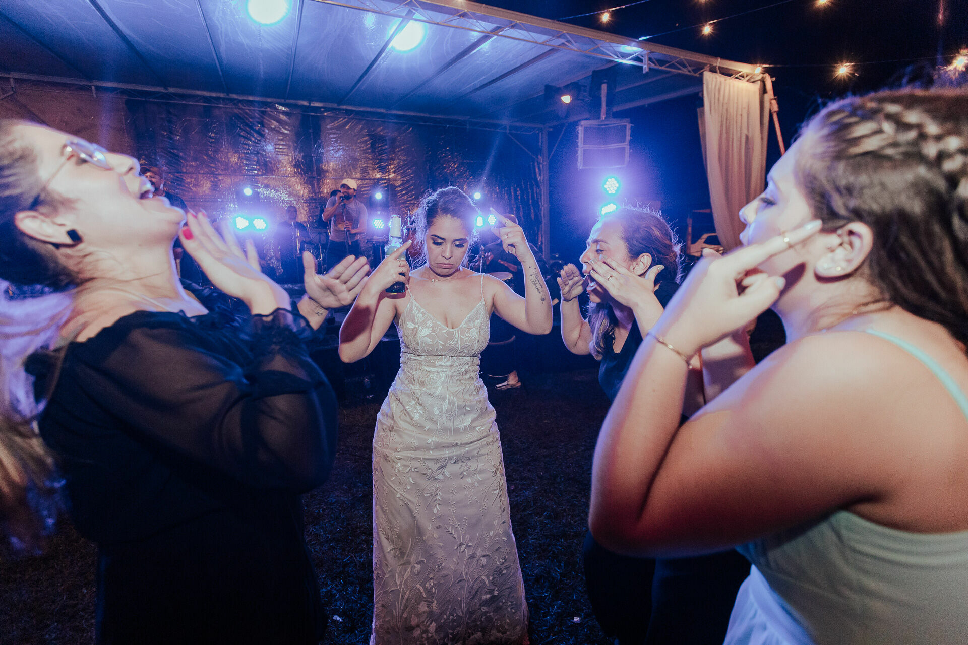 Foto Ana Laura e Luan Casamento em uma Igreja Abandonada Foto Ana Laura e Luan Casamento em uma Igreja Abandonada - Imagem 187